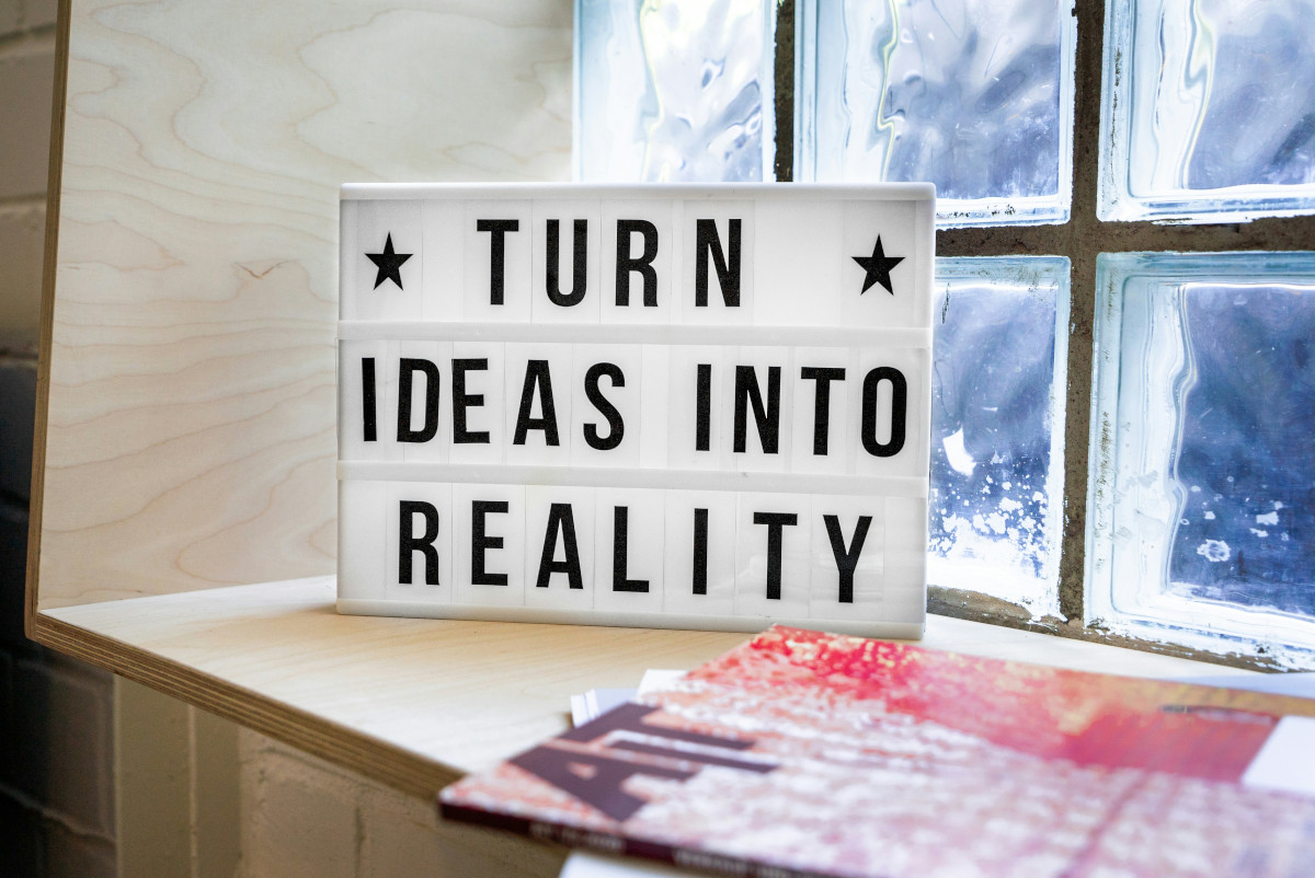 imageof a quote in a frame reading 'turn ideas into reality' inspiration for the opportunity in online income for gen X